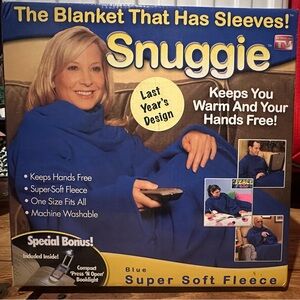 Blue Super Soft Fleece Blanket with Sleeves